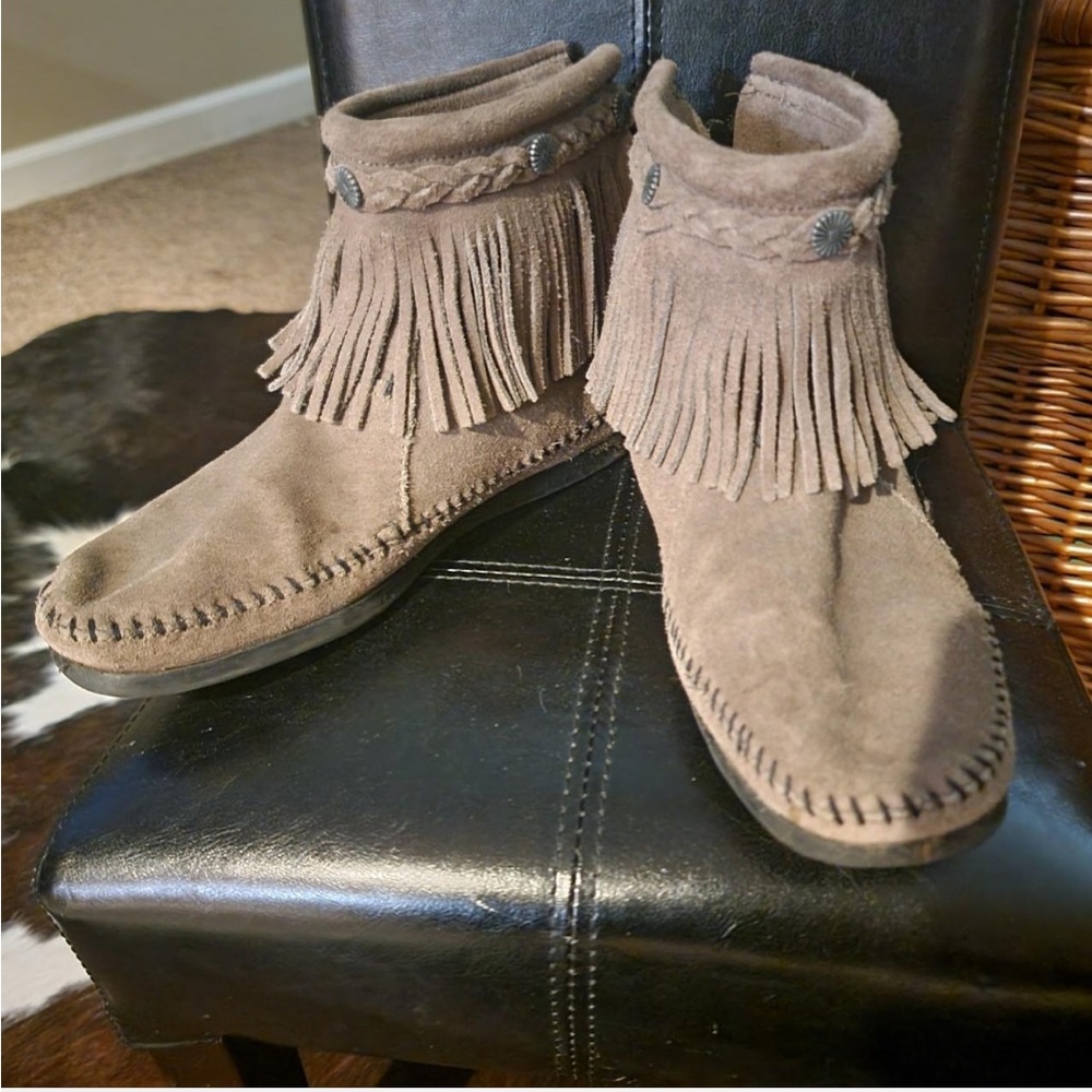Minnetonka moccasins - suede ankle boots with fringe - women’s size 8